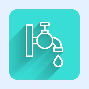 Beyaz çizgili musluk ikonu uzun gölgeli izole edilmiş. Yeşil kare düğmesi. Vektör.