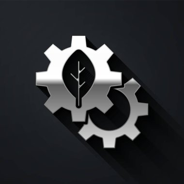 Gümüş Yaprak bitki ekolojisi, siyah arka planda izole edilmiş dişli makine ikonu. Çevre dostu teknoloji. Dünya Çevre Günü etiketi. Uzun gölge tarzı. Vektör.