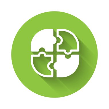 Beyaz yapboz parçası uzun gölgeli izole edilmiş. İş, pazarlama, finans, şablon, düzen, bilgi grafikleri, internet konsepti. Yeşil daire düğmesi. Vektör.