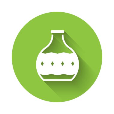 Uzun gölgeli beyaz tekila şişesi ikonu. Meksika alkolü. Yeşil daire düğmesi. Vektör.