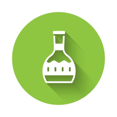 Uzun gölgeli beyaz tekila şişesi ikonu. Meksika alkolü. Yeşil daire düğmesi. Vektör.