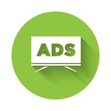 Beyaz reklam simgesi uzun gölgeli izole edilmiş. Pazarlama ve tanıtım süreci kavramı. İlgili reklamlar. Sosyal medya reklamcılığı. Yeşil daire düğmesi. Vektör.