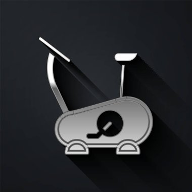 Siyah arkaplanda izole edilmiş gümüş durağan bisiklet simgesi. Egzersiz bisikleti. Uzun gölge tarzı. Vektör.