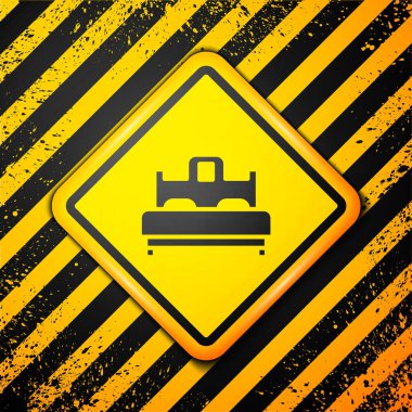 Sarı arkaplanda siyah yatak odası simgesi var. Düğün, aşk, evlilik sembolü. Balayı koleksiyonundan yatak odası yaratıcı ikonu. Uyarı işareti. Vektör.