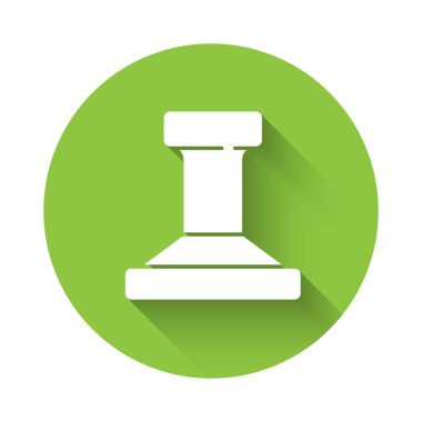 Beyaz damga simgesi uzun gölgeli izole edilmiş. Yeşil daire düğmesi. Vektör.