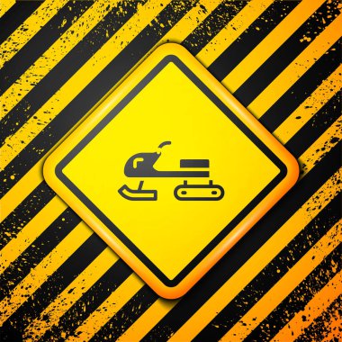 Sarı arkaplanda siyah kar aracı simgesi izole edildi. Kar arabası işareti. Olağanüstü bir spor. Uyarı işareti. Vektör.