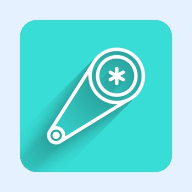 Beyaz çizgi zamanlama kemer kiti simgesi uzun gölgeli izole edildi. Yeşil kare düğmesi. Vektör İllüstrasyonu.