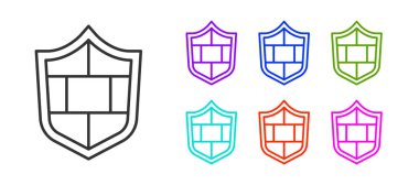 Beyaz arka planda siber güvenlik duvarı simgesi olan siyah çizgi kalkanı. Veri koruma sembolü. Güvenlik duvarı. Ağ koruması. Simgeleri renklendirin. Vektör.