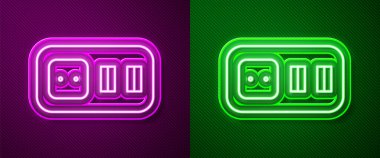 Parlayan neon hattı elektrik çıkış simgesi mor ve yeşil arkaplanda izole edilmiş. Elektrik prizi. Rosette sembolü. Vektör.