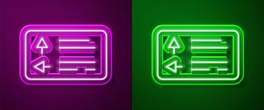 Parlayan neon hat trafik levhası. Mor ve yeşil arkaplanda izole edilmiş işaret simgesi. İşaretçi sembolü. Sokak bilgi tabelası. Yön tabelası. Vektör.