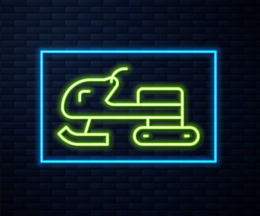 Parlayan neon hattı Snowmobile simgesi tuğla duvar arka planında izole edildi. Kar arabası işareti. Olağanüstü bir spor. Vektör.