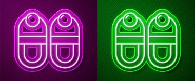 Parlayan neon çizgili Terlik simgesi mor ve yeşil arkaplanda izole edilmiş. Parmak arası terlik işareti. Vektör.