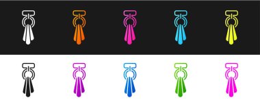 Havlu 'yu siyah beyaz arkaplanda izole edilmiş bir askı simgesine ayarla. Banyo havlusu ikonu. Vektör.