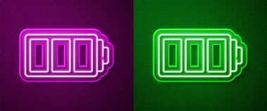 Parlayan neon hattı Batarya şarj seviyesi göstergesi simgesi mor ve yeşil arkaplanda izole edildi. Vektör.