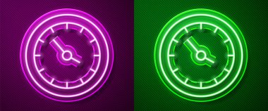 Parlayan neon hattı tren istasyonu ikonu mor ve yeşil arka planda izole edildi. Vektör.