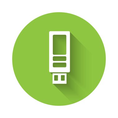 Beyaz USB flaş bellek simgesi uzun gölgeli. Yeşil daire düğmesi. Vektör.