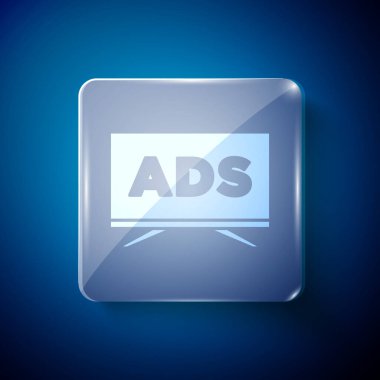 Mavi arkaplanda beyaz reklam simgesi izole edildi. Pazarlama ve tanıtım süreci kavramı. İlgili reklamlar. Sosyal medya reklamcılığı. Kare cam paneller. Vektör.