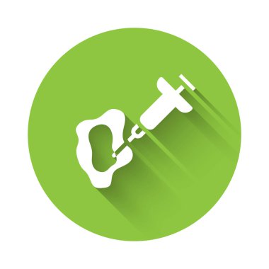 Beyaz GDO şırınga ikonu uzun gölgeli izole edilmiş. Genetik olarak değiştirilmiş organizma kısaltması. DNA gıda modifikasyonu. Yeşil daire düğmesi. Vektör.