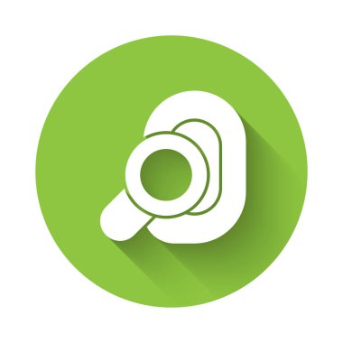 Uzun gölgeli beyaz işitme cihazı simgesi. Kulak ve işitme. Yeşil daire düğmesi. Vektör.