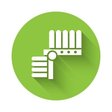 Uzun gölgeli, tüylü beyaz kızılderili başlığı. Amerikan yerlilerinin geleneksel başlığı. Yeşil daire düğmesi. Vektör İllüstrasyonu.