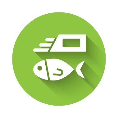 Uzun gölgeli beyaz balık ve patates kızartması ikonu. Yeşil daire düğmesi. Vektör.