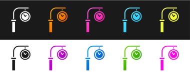 Tren istasyonu saat simgesini siyah beyaz arkaplanda izole et. Vektör.