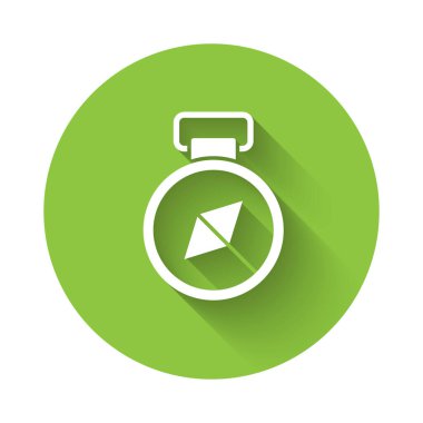 Beyaz Pusula simgesi uzun gölgede izole edildi. Rüzgâr yön bulma sembolü. Rüzgar gül işareti. Yeşil daire düğmesi. Vektör.