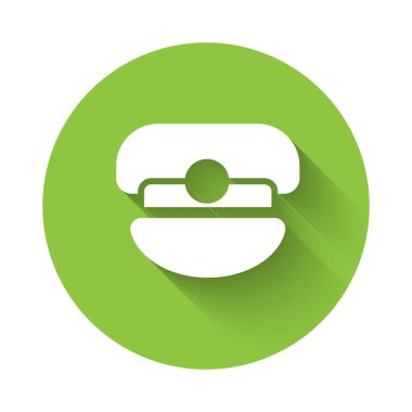 Beyaz Kaptan şapka ikonu uzun gölgeli izole edilmiş. Yeşil daire düğmesi. Vektör.