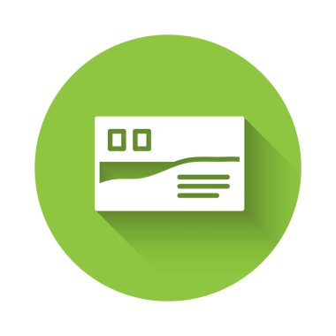 Beyaz kartpostal seyahat simgesi uzun gölgeli izole edilmiş. Yeşil daire düğmesi. Vektör.