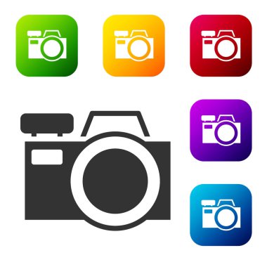 Beyaz arkaplanda siyah fotoğraf makinesi simgesi izole edildi. Fotoğraf makinesi simgesi. Renkli kare düğmelerle simgeleri ayarla. Vektör.