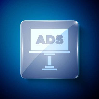 Mavi arkaplanda beyaz reklam simgesi izole edildi. Pazarlama ve tanıtım süreci kavramı. İlgili reklamlar. Sosyal medya reklamcılığı. Kare cam paneller. Vektör.