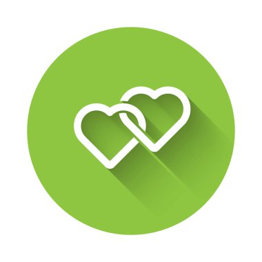 Beyaz İki Kalpli simge uzun gölgeyle izole edildi. Romantik sembol, bağlanma, tutku ve düğün. Sevgililer Günü sembolü. Yeşil daire düğmesi. Vektör.