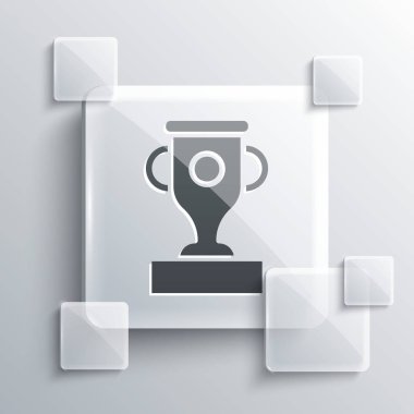 Gri arka planda gri ödüllü kupa simgesi izole edildi. Galibiyet ödülü sembolü. Şampiyonluk ya da yarışma kupası. Spor başarısı işareti. Kare cam paneller. Vektör.