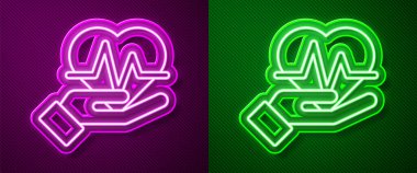 Parlayan neon çizgisi kalp atış hızı simgesi mor ve yeşil arkaplanda izole edildi. Kalp atışı işareti. Kalp atışı ikonu. Kardiyogram simgesi. Vektör.