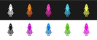 Roket gemisini siyah beyaz arka planda izole edilmiş ateş ikonu ile ayarla. Uzay yolculuğu. Vektör.