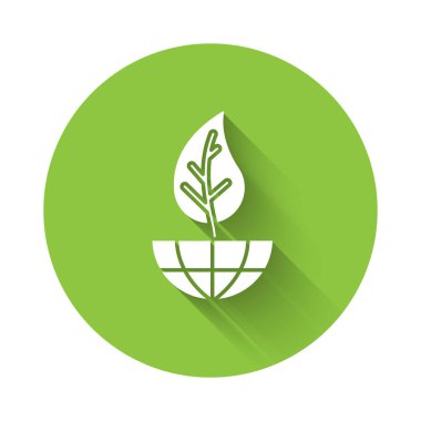 Beyaz Dünya küresi ve yaprak ikonu uzun gölgeli izole edilmiş. Dünya ya da Dünya işareti. Geometrik şekiller. Çevresel konsept. Yeşil daire düğmesi. Vektör.