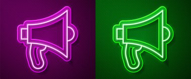 Parlayan neon hattı Megafon simgesi mor ve yeşil arkaplanda izole edildi. Sözcü işareti. Vektör.