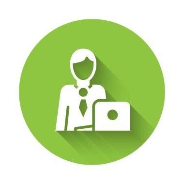 Beyaz İşadamı ikonu uzun gölgeli izole edilmiş. İş simgesi kullanıcı profili simgesi simgesi. Erkek kullanıcı işareti. Yeşil daire düğmesi. Vektör.