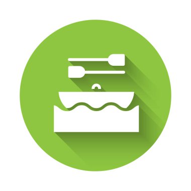 Kürekleri uzun gölgeli beyaz tekne ikonu. Su sporları, ekstrem sporlar, tatil, tatil, takım oluşturma. Yeşil daire düğmesi. Vektör.