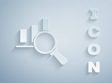 Kağıt kesiği büyüteç ve veri analiz simgesi gri arkaplanda izole edildi. Kağıt sanatı tarzı. Vektör.