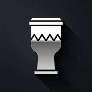 Gümüş Davul simgesi siyah arkaplanda izole edildi. Müzik işareti. Müzik aleti sembolü. Uzun gölge tarzı. Vektör.