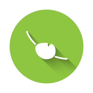 Beyaz Korsan göz bandı simgesi uzun gölgeli izole edilmiş. Korsan aksesuarı. Yeşil daire düğmesi. Vektör.