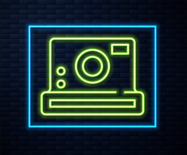 Parlayan neon hat kamera ikonu tuğla duvar arka planında izole edildi. Fotoğraf makinesi simgesi. Vektör.