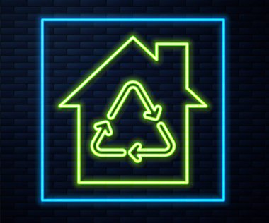 Parlak neon hattı Eco House, tuğla duvar arkasında izole edilmiş geri dönüşüm sembolü simgesi. Geri dönüşüm oklarıyla ekoloji evi. Vektör.
