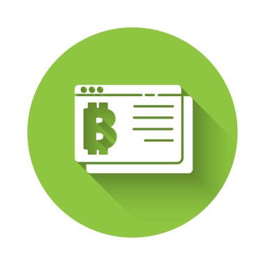 Uzun gölgeli beyaz kripto para Bitcoin simgesi. Madeni para. Engelleme zinciri tabanlı şifreli para birimi. Yeşil daire düğmesi. Vektör.