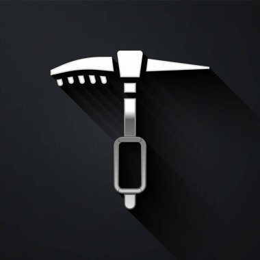 Siyah arka planda izole edilmiş Gümüş Buz Baltası simgesi. Tırmanma ekipmanları. Uzun gölge tarzı. Vektör.