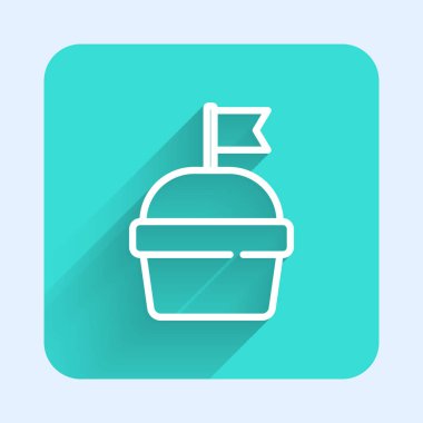 Beyaz çizgi pasta simgesi uzun gölgeli izole edildi. Doğum günün kutlu olsun. Yeşil kare düğmesi. Vektör.