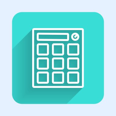 Beyaz çizgi Drum makinesi müzik yapımcısı ikonu uzun gölgeli izole edilmiş. Yeşil kare düğmesi. Vektör.