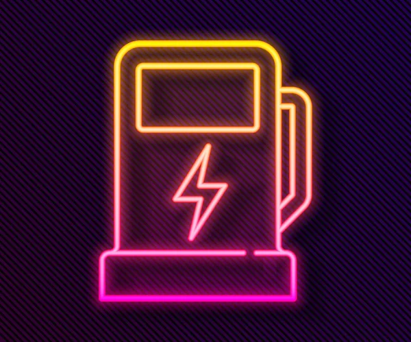 发光的霓虹灯线电动车充电站图标隔离在黑色背景 生态燃油泵标志 — 图库矢量图片