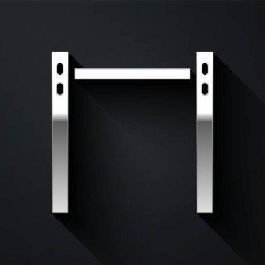 Gümüş Spor Yatay Çubuk simgesi siyah arkaplanda izole edildi. Uzun gölge tarzı. Vektör.